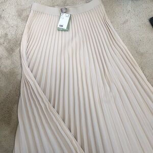 Cream pleated long skirt
